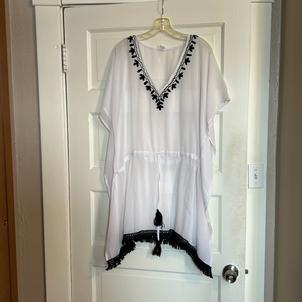 Beach 🏖️ cover up white with black design & fringe, OS, very classy